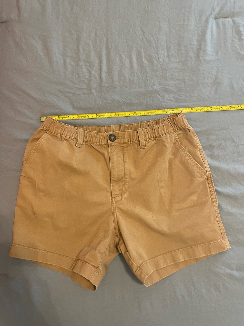 Chubbies Men's Khaki Flat-Front Elastic Waist Shorts 5 inch inseam Medium